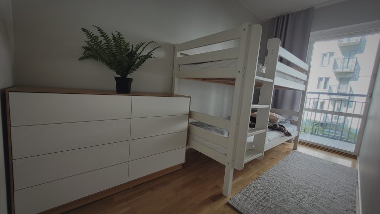 sovrum med våningssäng i evakueringslägenheten